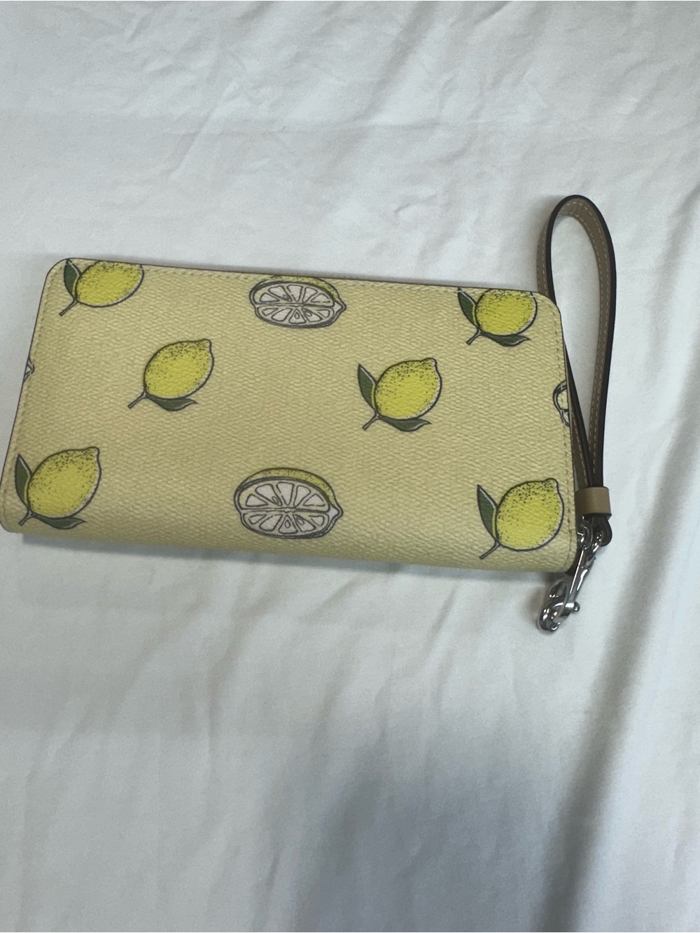 Coach
LONG ZIP AROUND WALLET WITH LEMON PRINT . New no tag - Picture 2 of 6